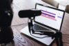 Beitragsbild Event-Podcasts Laptop mit Podcast-Mikro