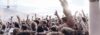 Mladi u zanosu slavlja na open air festivalu.