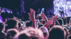 Feiernde Menschen auf Konzert