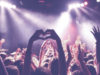 Bloggrafik Kundenzufriedenheit Konzert mit Person, die Herzsymbol mit Händen zeigt