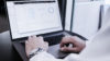 Bloggrafik E-Mail-Marketing: Mann vor Laptop sieht sich Newsletter-KPIs an