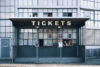 Bloggrafik ticket.io Ticketangebot: Frontalansicht einer Ticketverkauf-Stelle