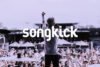 Bloggrafik Songkick Tourbox: Sänger von hinten mit Blick auf Fans vor Bühne