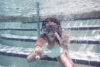 Mädchen im Schwimmbad unter Wasser