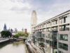 Außenansicht ticket.io Headquarter Köln Rheinauhafen mit Blick auf den Dom.